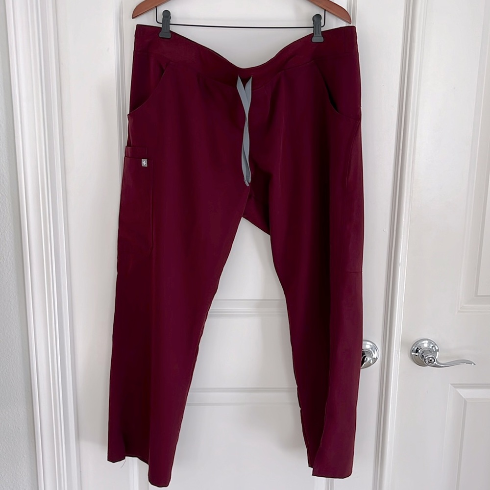 Figs Technical Collection Kade Cargo Scrub Pants. Burgundy Size XXL/P